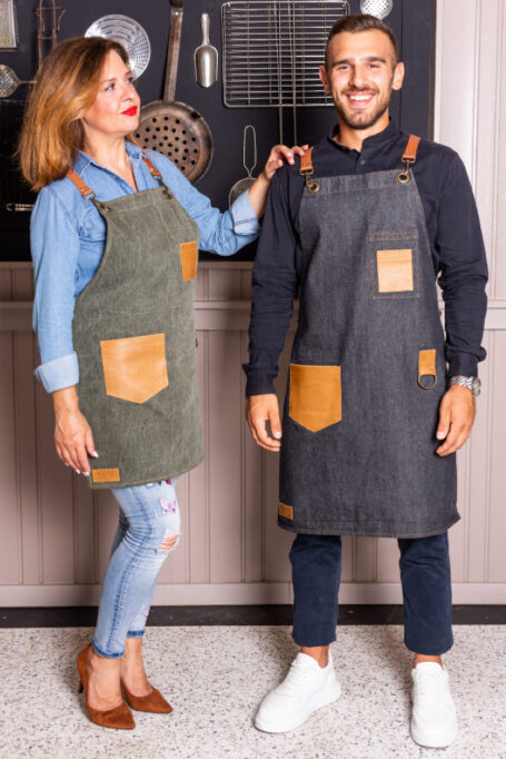 Elevate your workwear with our chic and durable denim apron, available in Green and Gray. Featuring cross-back straps with adjustable genuine Italian cow leather in light brown, three functional pockets, and a stylish metal bronze towel ring on the left side. Perfect for professionals and creative enthusiasts in various fields. Modern, comfortable, and versatile for all-day wear in the kitchen and garden.