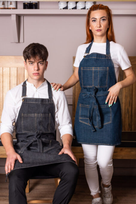 Country-style jean aprons in Blue and Gray for professionals and creatives. Functional pockets, adjustable neck strap with rustic detail. Modern comfort for kitchen and garden activities.