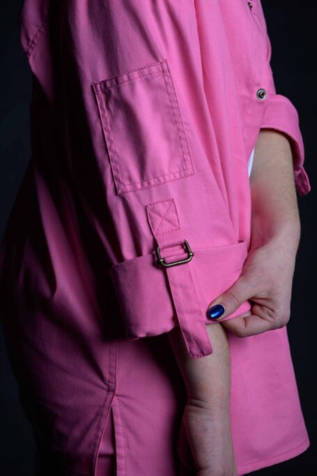Work shirt in pink color with long sleeves that can be folded up to short sleeves too, supported by a metal bronze slide buckle.