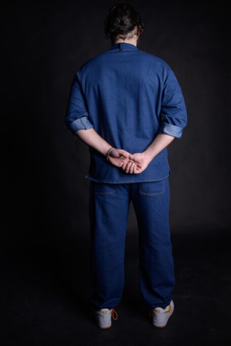 Comfortable personalized shirt, ideal to wear it all day long. Baker wearing his bakery clothes, made from medium weight and breathable blue denim fabric.