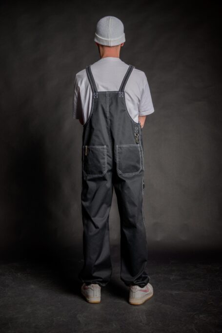 Fashionable unisex workwear with two back pockets and adjustable elastic cuffs.