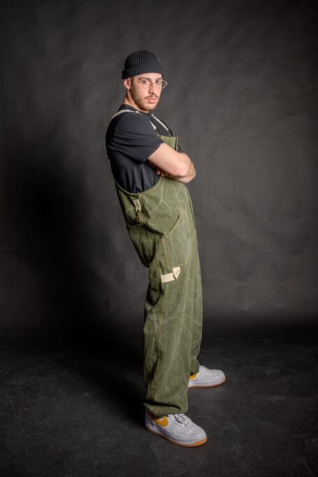 Stylish workwear from top to bottom, with cotton hammer loop on upper leg side. Man wearing loose fit overall pants, made from heavy weight durable cotton fabric.