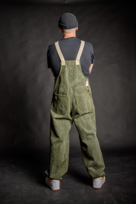 Wood worker wearing a fashionable unisex streetwear salopette with two back pockets and adjustable elastic ankle cuffs.