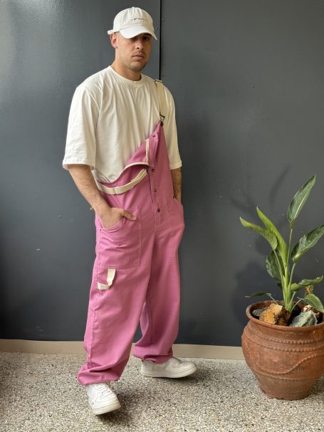 Stylish workwear uniform from top to bottom, with cotton case for tools on upper leg side.